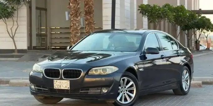 Подержанный ⁦BMW 5 Series 520i VI (F10/F11/F07), 2.0 л, 2012⁩ в Саудовская Аравия, Эр-Рияд от شركة رمال الأندلس للسيارات Черный цвет.  | AUTO.AE | Объявление #288914