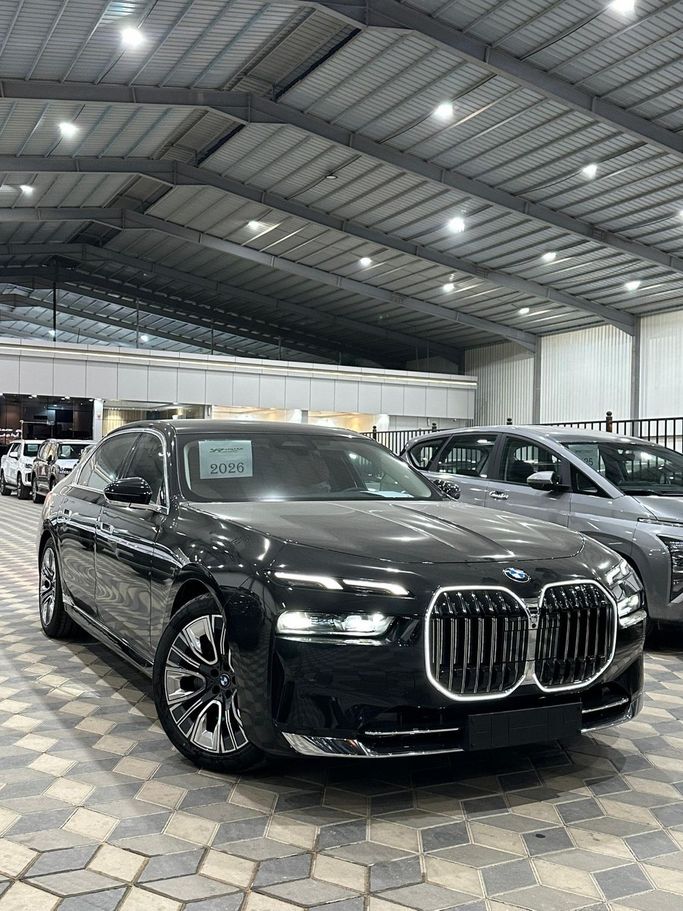 Новый BMW 7 Series 735i VII (G70), 3.0 л, 2026 в Саудовская Аравия, Эр-Рияд от Rayt Al Watan راية الوطن للسيارات Черный цвет.  | AUTO.AE | Объявление #247449