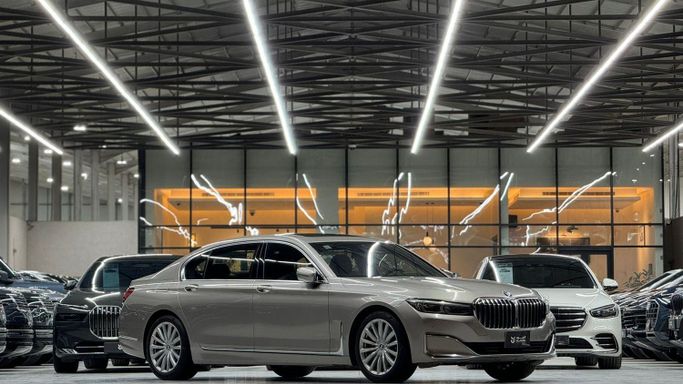 Подержанный BMW 7 Series 730Li VI (G11/G12) Рестайлинг, 3.0 л, 2022 в Саудовская Аравия, Эр-Рияд от Al Jood الجود Золотистый цвет.  | AUTO.AE | Объявление #248207