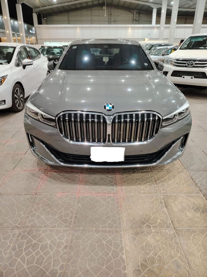 Подержанный BMW 7 Series 730Li VI (G11/G12) Рестайлинг, 3.0 л, 2022 в Саудовская Аравия, Эр-Рияд от Al Astool Al Khaleeji شركة الأسطول الخليجي للسيارات Серый цвет.  | AUTO.AE | Объявление #248822