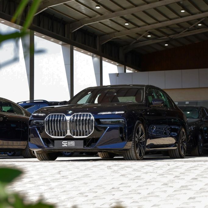 Новый BMW 7 Series 735i VII (G70), 3.0 л, 2026 в Саудовская Аравия, Эр-Рияд от Silver Edition الاصدار الفضي Тёмно-синий цвет.  | AUTO.AE | Объявление #251805