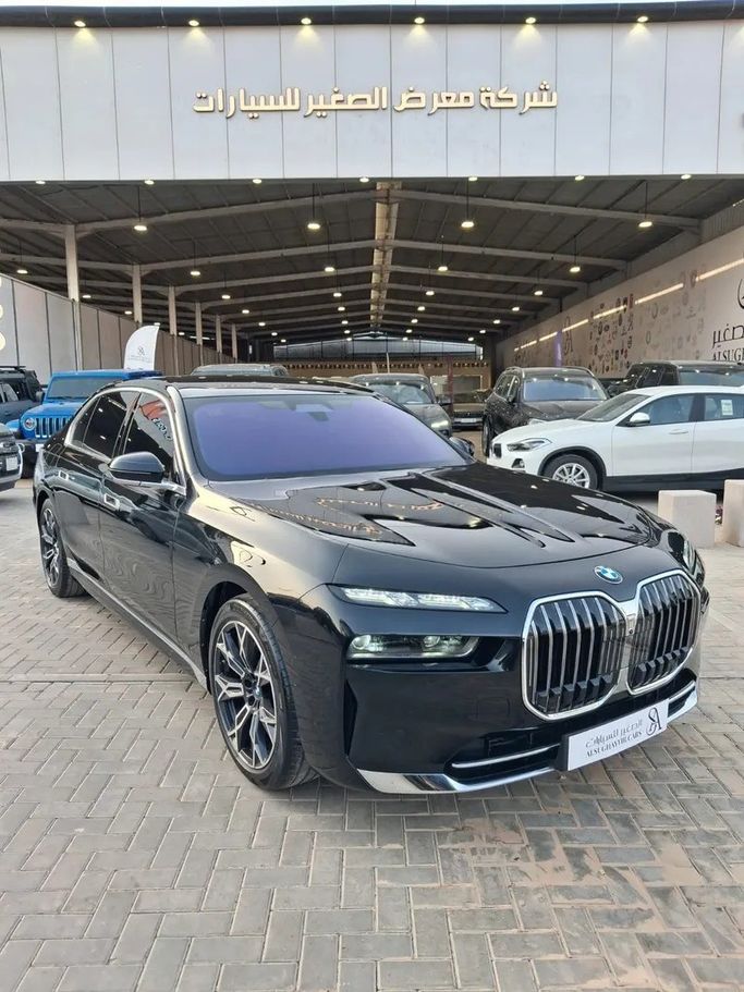 مستعملة BMW 7 Series 735i سابعاً (G70), 3.0 l, 2023 في في المملكة العربية السعودية, الرياض من Al Sughayyir Cars الصغير للسيارات، اللون أسود.  | AUTO.AE | إعلان #254985