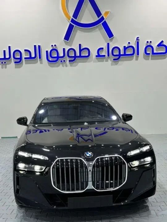 جديدة BMW 7 Series 735i سابعاً (G70), 3.0 l, 2026 في في المملكة العربية السعودية, الرياض من معرض اضواء طويق للسيارات Adwa Tuwiq، اللون أسود. مواصفات الخليج | AUTO.AE | إعلان #256183