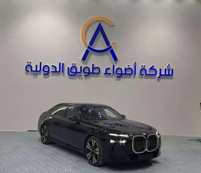 جديدة BMW 7 Series 735i سابعاً (G70), 3.0 l, 2026 في في المملكة العربية السعودية, الرياض من معرض اضواء طويق للسيارات Adwa Tuwiq، اللون أسود. مواصفات الخليج | AUTO.AE | إعلان #256197