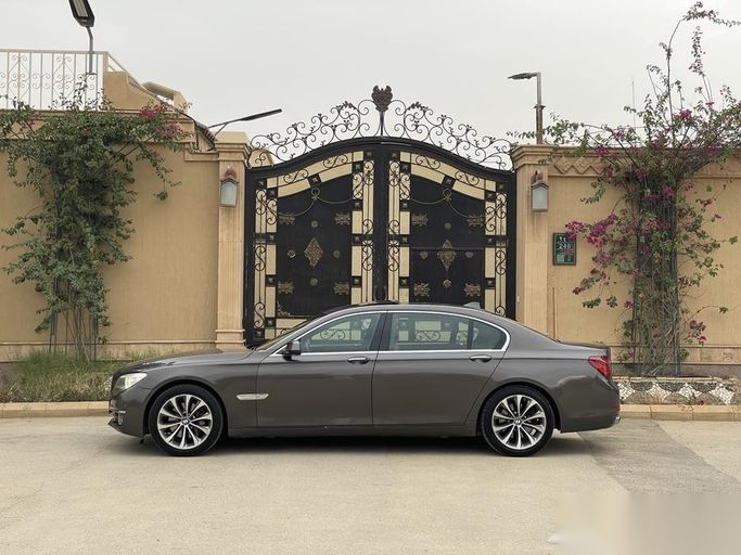 مستعملة BMW 7 Series 740Li xDrive V (F01/F02/F04) عملية فيس ليفت V (F01/F02/F04), 3.0 l, 2015 في في المملكة العربية السعودية, الرياض من Sharyan Al Asimah معرض شريان العاصمة للسيارات، اللون بني.  | AUTO.AE | إعلان #263491