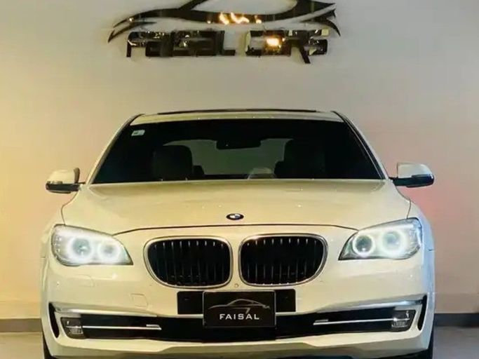 Used BMW 7 Series 730i V (F01/F02/F04) Facelift, 3.0 l, 2015 in Saudi Arabia, Riyadh by Faisal Showroom معرض فيصل للسيارات, White color.  | AUTO.AE | Listing #263804