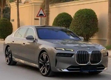 مستعملة BMW 7 Series 735i سابعاً (G70), 3.0 l, 2023 في في المملكة العربية السعودية, الرياض من Al Jaidi الجعيدي للسيارات، اللون ذهبي. مواصفات الخليج | AUTO.AE | إعلان #267450