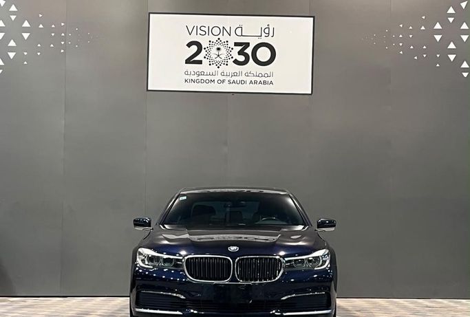 مستعملة ⁦BMW 7 Series 730Li السادس (G11/G12)، 2.0 l، 2017⁩ في في المملكة العربية السعودية, الرياض من Here Cars هير كارز، اللون أزرق داكن.  | AUTO.AE | إعلان #291286