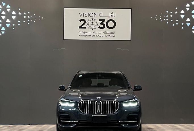 مستعملة ⁦BMW X5 40i xDrive IV (G05/G18)، 3.0 l، 2023⁩ في في المملكة العربية السعودية, الرياض من Here Cars هير كارز، اللون رمادي.  | AUTO.AE | إعلان #291650