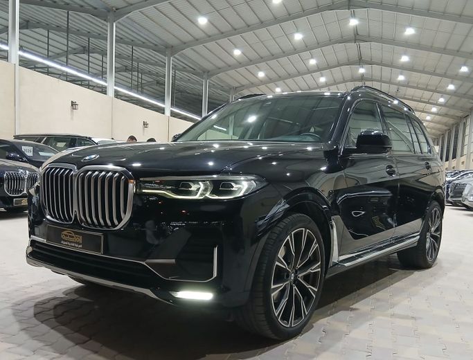 مستعملة BMW X7 40i ط (G07), 3.0 l, 2021 في في المملكة العربية السعودية, الرياض من Almarkiba Al Fakhira Cars  المركبة الفاخرة للسيارات، اللون أسود.  | AUTO.AE | إعلان #247960