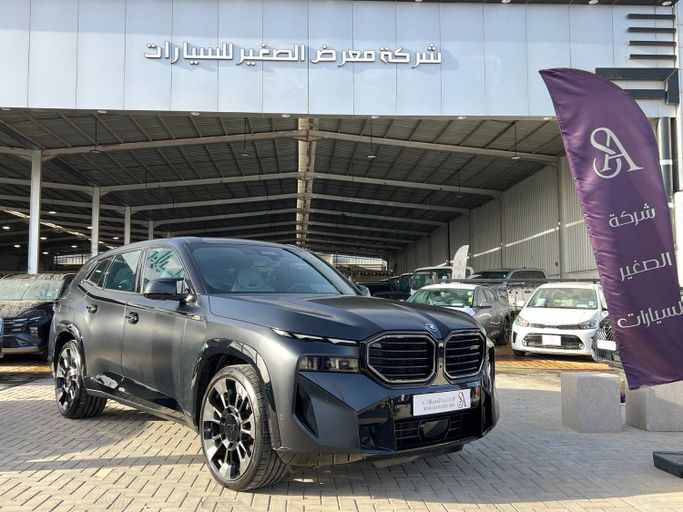 جديدة BMW XM, 4.4 l, 2023 في في المملكة العربية السعودية, الرياض من Al Sughayyir Cars الصغير للسيارات، اللون أسود.  | AUTO.AE | إعلان #253969