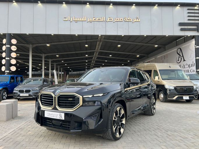 مستعملة BMW XM 50e, 3.0 l, 2023 في في المملكة العربية السعودية, الرياض من Al Sughayyir Cars الصغير للسيارات، اللون أسود.  | AUTO.AE | إعلان #254163