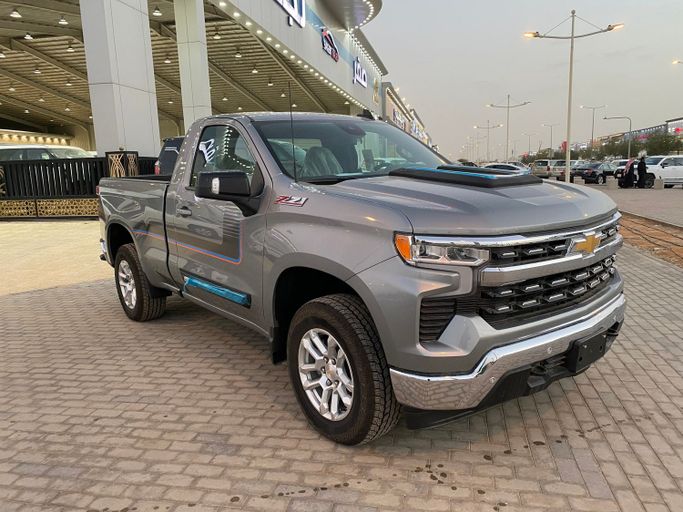 Новый Chevrolet Silverado IV (T1XX) Рестайлинг, 5.3 л, 2025 в Саудовская Аравия, Эр-Рияд от Saqar Najd معرض صقر نجد للسيارات Серебристый цвет.  | AUTO.AE | Объявление #251226