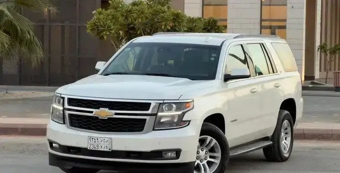 مستعملة ⁦Chevrolet Tahoe رابعاً، 5.3 l، 2015⁩ في في المملكة العربية السعودية, الرياض من شركة رمال الأندلس للسيارات، اللون أبيض.  | AUTO.AE | إعلان #288985