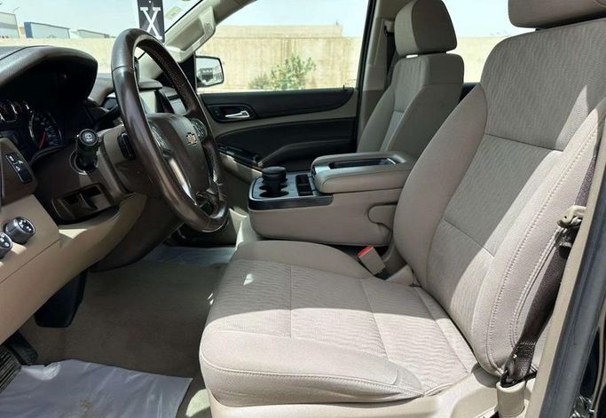مستعملة Chevrolet Tahoe رابعاً، 5.3 لتر، 2020 في المملكة العربية السعودية، الرياض من Al Shukh شركة معرض الشيوخ للسيارات، اللون أسود.  | AUTO.AE | إعلان #296198 — صورة 12 من 17