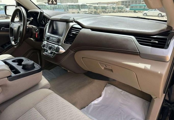 مستعملة Chevrolet Tahoe رابعاً، 5.3 لتر، 2020 في المملكة العربية السعودية، الرياض من Al Shukh شركة معرض الشيوخ للسيارات، اللون أسود.  | AUTO.AE | إعلان #296198 — صورة 14 من 17
