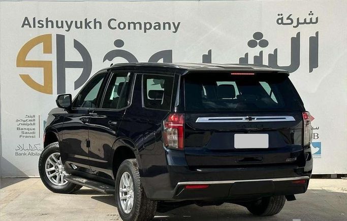 مستعملة Chevrolet Tahoe V، 5.3 لتر، 2022 في المملكة العربية السعودية، الرياض من Al Shukh شركة معرض الشيوخ للسيارات، اللون أزرق.  | AUTO.AE | إعلان #296241 — صورة 3 من 17