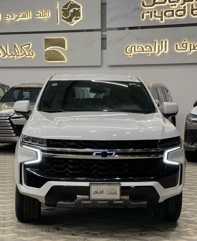 Подержанный Chevrolet Tahoe V, 5.3 л, 2023 в Саудовская Аравия, Эр-Рияд от Auto City أوتو سيتي Белый цвет.  | AUTO.AE | Объявление #296446 — фото 2 из 6