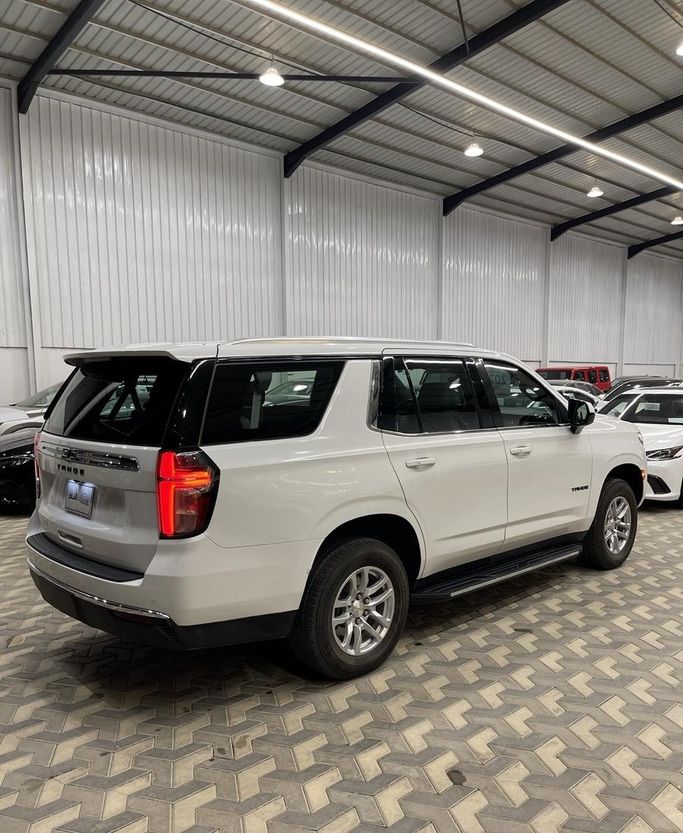 Подержанный Chevrolet Tahoe V, 5.3 л, 2023 в Саудовская Аравия, Эр-Рияд от Auto City أوتو سيتي Белый цвет.  | AUTO.AE | Объявление #296446 — фото 3 из 6