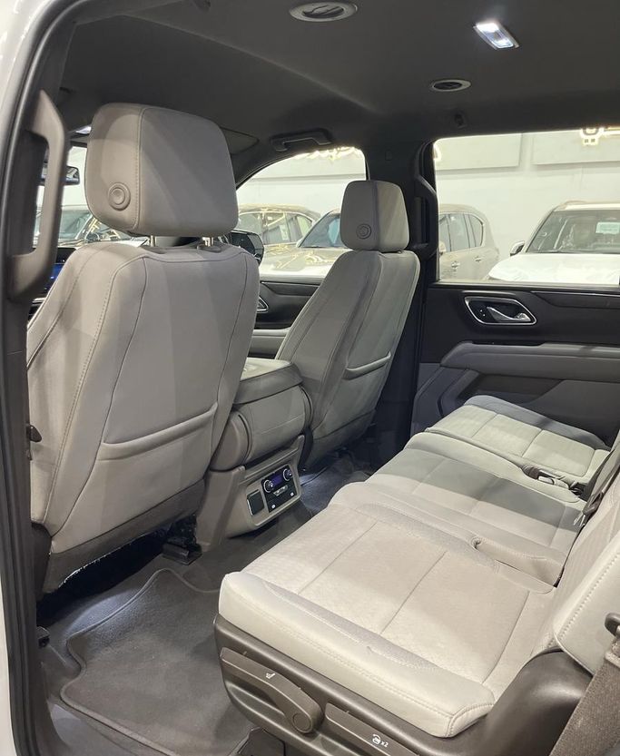 Подержанный Chevrolet Tahoe V, 5.3 л, 2023 в Саудовская Аравия, Эр-Рияд от Auto City أوتو سيتي Белый цвет.  | AUTO.AE | Объявление #296446 — фото 5 из 6