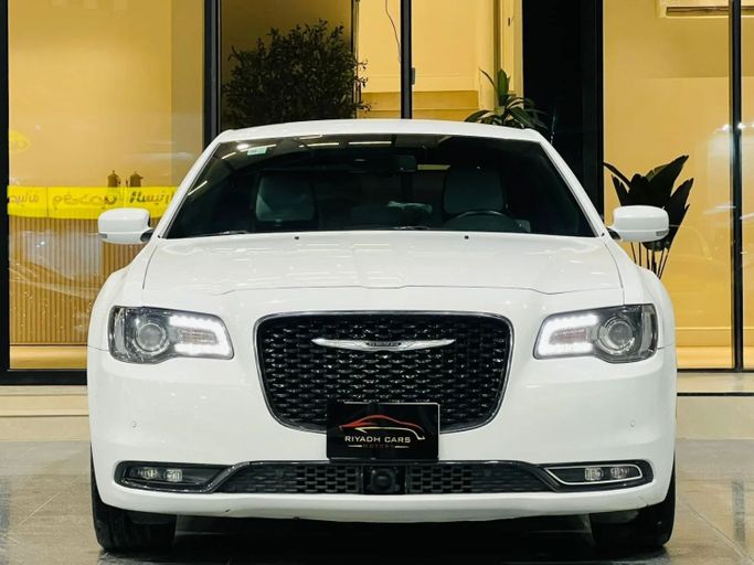Used Chrysler 300C II Facelift, 3.6 l, 2021 in Saudi Arabia, Riyadh by Riyadh Cars معرض الرياض للسيارات, White color. GCC Specs | AUTO.AE | Listing #257718