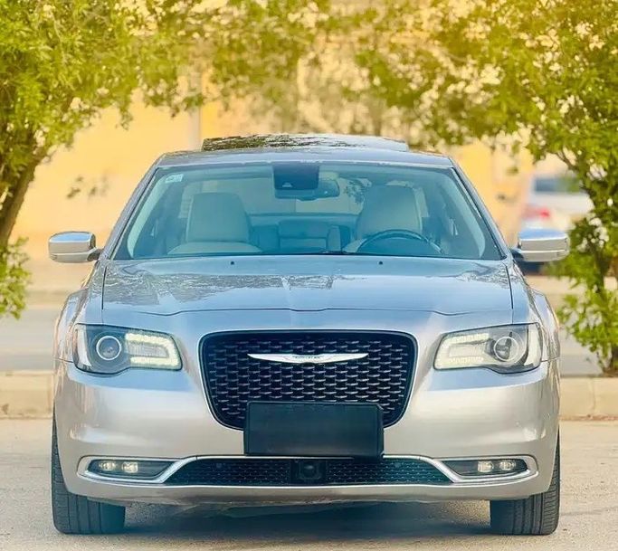 مستعملة ⁦Chrysler 300C فيس ليفت الثاني، 3.6 l، 2016⁩ في في المملكة العربية السعودية, الرياض من معرض الدوسري للسيارات، اللون فضي.  | AUTO.AE | إعلان #291044