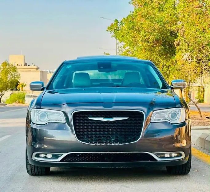 مستعملة ⁦Chrysler 300C فيس ليفت الثاني، 3.6 l، 2016⁩ في في المملكة العربية السعودية, الرياض من معرض الدوسري للسيارات، اللون رمادي.  | AUTO.AE | إعلان #291045