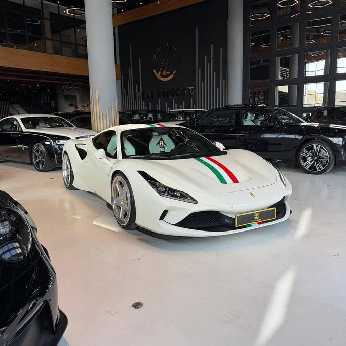 مستعملة Ferrari F8 Tributo, 3.9 l, 2020 في في المملكة العربية السعودية, الرياض من Eleven car، اللون أبيض. مواصفات الخليج | AUTO.AE