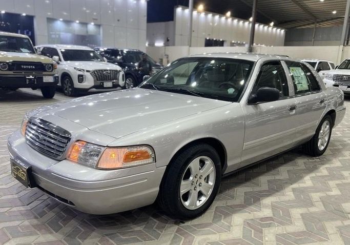 Подержанный ⁦Ford Crown Victoria II, 4.6 л, 2010⁩ в Саудовская Аравия, Эр-Рияд от Fakhamat Najd معرض فخامة نجد للسيارات Серебристый цвет. Other | AUTO.AE | Объявление #288781