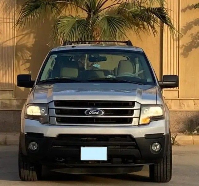مستعملة Ford Expedition ثالثاً فيس ليفت, 3.5 l, 2016 في في المملكة العربية السعودية, الرياض من Salim Cars معرض سالم للسيارات، اللون فضي. مواصفات الخليج | AUTO.AE | إعلان #260342