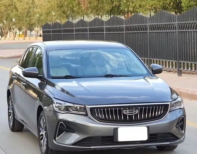 مستعملة Geely Emgrand ثانياً, 1.5 l, 2023 في في المملكة العربية السعودية, الرياض من Ramz Al Riyadh شركة رمز الرياض، اللون رمادي. مواصفات الخليج | AUTO.AE | إعلان #258158