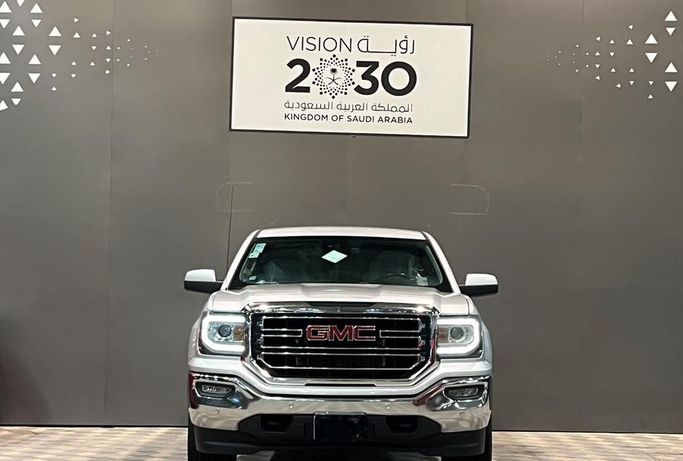 مستعملة ⁦GMC Sierra عملية فيس ليفت III (K2XX)، 6.0 l، 2018⁩ في في المملكة العربية السعودية, الرياض من Here Cars هير كارز، اللون فضي. مواصفات الخليج | AUTO.AE | إعلان #291248
