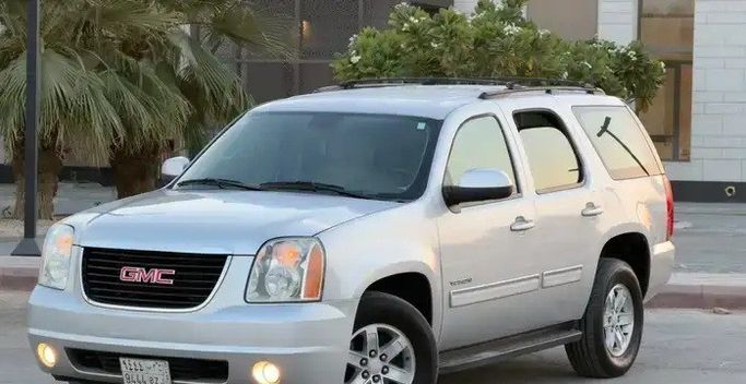 Used ⁦GMC Yukon III (GMT900), 4.8 l, 2014⁩ in Saudi Arabia, Riyadh by شركة رمال الأندلس للسيارات, Silver color.  | AUTO.AE | Listing #289206