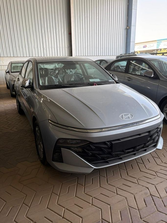 جديدة Hyundai Accent السادس (BN7), 1.5 l, 2026 في في المملكة العربية السعودية, الرياض من Abdullah Sharaf Cars معرض عبدالله شرف للسيارات، اللون رمادي. مواصفات الخليج | AUTO.AE | إعلان #246742