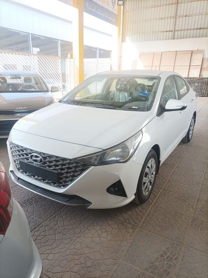 جديدة Hyundai Accent السادس (BN7), 1.5 l, 2023 في في المملكة العربية السعودية, الرياض من Al Astool Al Khaleeji شركة الأسطول الخليجي للسيارات، اللون أبيض.  | AUTO.AE | إعلان #249347