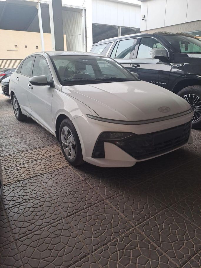 جديدة Hyundai Accent السادس (BN7), 1.5 l, 2026 في في المملكة العربية السعودية, الرياض من Al Astool Al Khaleeji شركة الأسطول الخليجي للسيارات، اللون أبيض.  | AUTO.AE | إعلان #249352