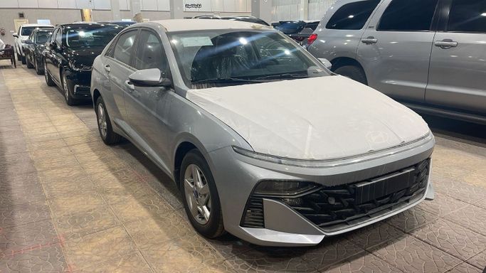 جديدة Hyundai Accent السادس (BN7), 1.5 l, 2025 في في المملكة العربية السعودية, الرياض من Al Astool Al Khaleeji شركة الأسطول الخليجي للسيارات، اللون فضي.  | AUTO.AE | إعلان #249357