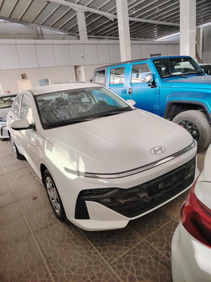 جديدة Hyundai Accent السادس (BN7), 1.5 l, 2025 في في المملكة العربية السعودية, الرياض من Al Astool Al Khaleeji شركة الأسطول الخليجي للسيارات، اللون أبيض.  | AUTO.AE | إعلان #249358