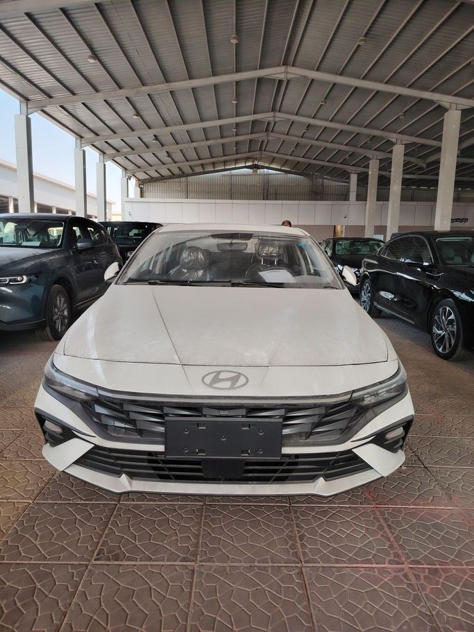 جديدة Hyundai Elantra عملية فيس ليفت VII (CN7), 1.6 l, 2024 في في المملكة العربية السعودية, الرياض من Al Astool Al Khaleeji شركة الأسطول الخليجي للسيارات، اللون أبيض.  | AUTO.AE | إعلان #249345