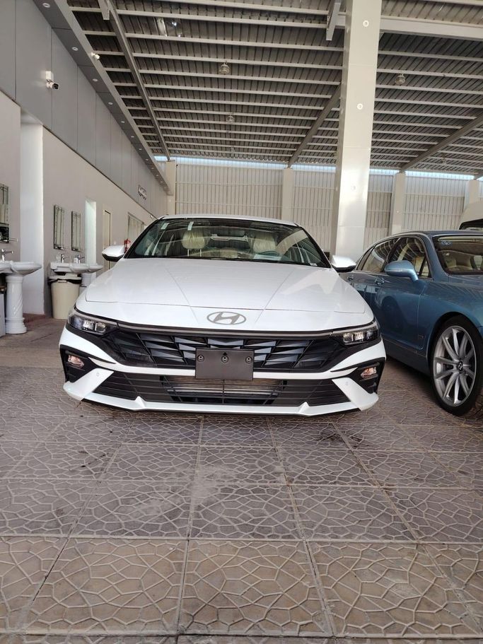 جديدة Hyundai Elantra عملية فيس ليفت VII (CN7), 2.0 l, 2025 في في المملكة العربية السعودية, الرياض من Al Astool Al Khaleeji شركة الأسطول الخليجي للسيارات، اللون أبيض.  | AUTO.AE | إعلان #249360