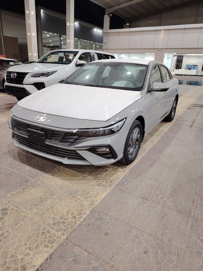 جديدة Hyundai Elantra عملية فيس ليفت VII (CN7), 2.0 l, 2025 في في المملكة العربية السعودية, الرياض من Al Astool Al Khaleeji شركة الأسطول الخليجي للسيارات، اللون فضي.  | AUTO.AE | إعلان #249361