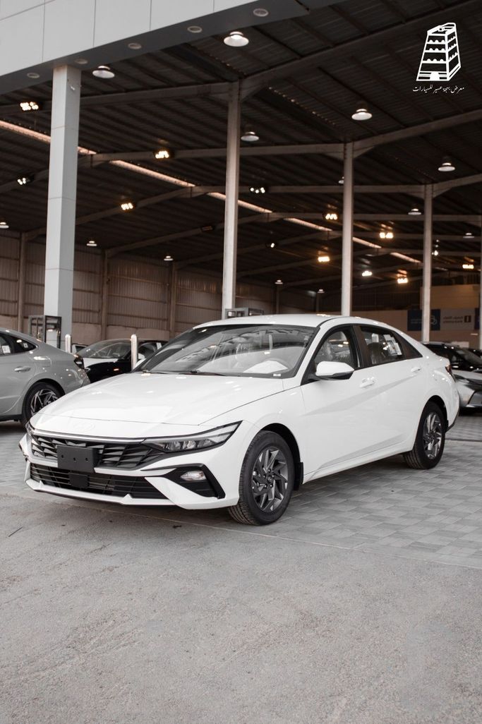جديدة Hyundai Elantra عملية فيس ليفت VII (CN7), 2.0 l, 2026 في في المملكة العربية السعودية, الرياض من Bahjat Aseer Auto Exhibition معرض بهجة عسير للسيارات، اللون أبيض.  | AUTO.AE | إعلان #252348