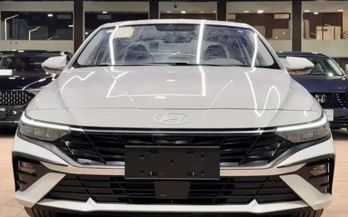 جديدة Hyundai Elantra عملية فيس ليفت VII (CN7), 1.5 l, 2025 في في المملكة العربية السعودية, الرياض من Khaled Cars شركة خالد للسيارات، اللون أبيض. مواصفات الخليج | AUTO.AE | إعلان #260865