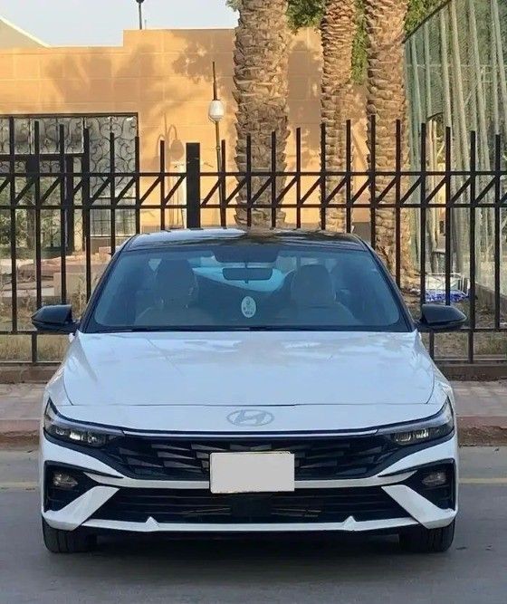 Подержанный Hyundai Elantra VII (CN7) Рестайлинг, 2.0 л, 2025 в Саудовская Аравия, Эр-Рияд от Bayraq Al Ibda’a Cars معرض بيرق الابداع Белый цвет.  | AUTO.AE | Объявление #261502