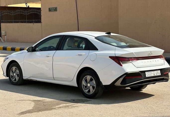مستعملة Hyundai Elantra عملية فيس ليفت VII (CN7)، 1.6 لتر، 2024 في المملكة العربية السعودية، الرياض من Al Shukh شركة معرض الشيوخ للسيارات، اللون أبيض.  | AUTO.AE | إعلان #296204 — صورة 2 من 13