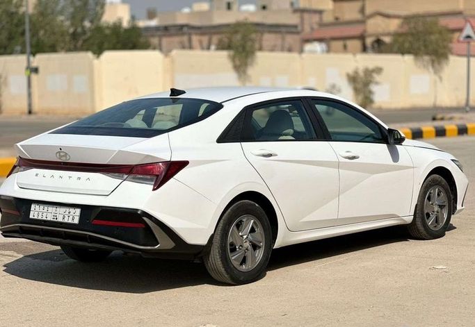 مستعملة Hyundai Elantra عملية فيس ليفت VII (CN7)، 1.6 لتر، 2024 في المملكة العربية السعودية، الرياض من Al Shukh شركة معرض الشيوخ للسيارات، اللون أبيض.  | AUTO.AE | إعلان #296204 — صورة 3 من 13