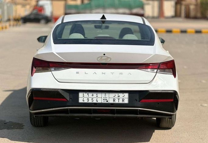 مستعملة Hyundai Elantra عملية فيس ليفت VII (CN7)، 1.6 لتر، 2024 في المملكة العربية السعودية، الرياض من Al Shukh شركة معرض الشيوخ للسيارات، اللون أبيض.  | AUTO.AE | إعلان #296204 — صورة 5 من 13