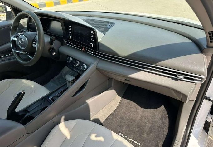مستعملة Hyundai Elantra عملية فيس ليفت VII (CN7)، 1.6 لتر، 2024 في المملكة العربية السعودية، الرياض من Al Shukh شركة معرض الشيوخ للسيارات، اللون أبيض.  | AUTO.AE | إعلان #296204 — صورة 8 من 13