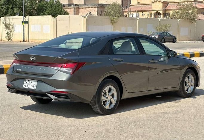 مستعملة Hyundai Elantra VII (CN7)، 1.6 لتر، 2022 في المملكة العربية السعودية، الرياض من Al Shukh شركة معرض الشيوخ للسيارات، اللون رمادي.  | AUTO.AE | إعلان #296208 — صورة 2 من 14