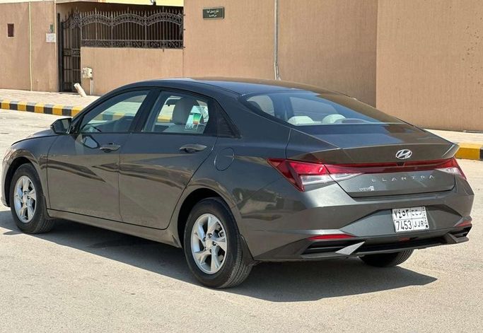 مستعملة Hyundai Elantra VII (CN7)، 1.6 لتر، 2022 في المملكة العربية السعودية، الرياض من Al Shukh شركة معرض الشيوخ للسيارات، اللون رمادي.  | AUTO.AE | إعلان #296208 — صورة 3 من 14